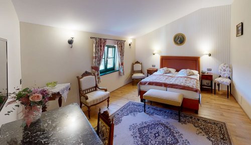 Izba deluxe - pohľad na manželskú posteľ - Pri Mlyne