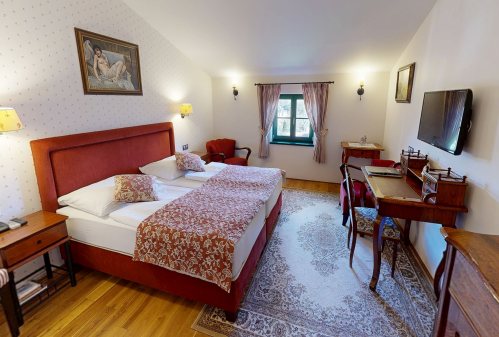 Izba deluxe - pohľad na manželskú posteľ z boku - Pri Mlyne